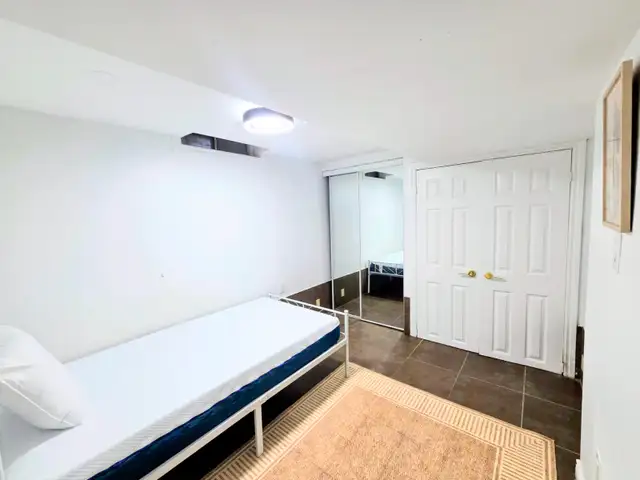 Fully furninshed Basement and top floor private room in Room Rentals & Roommates in Mississauga / Peel Region - Image 5