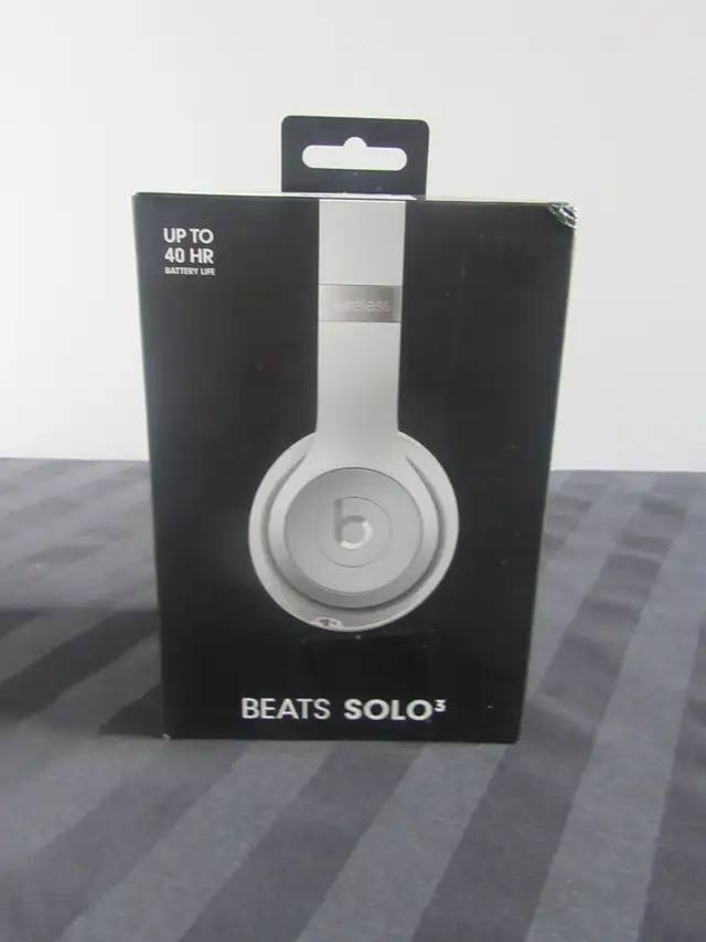 MINT Beats Solo3 Wireless Bluetooth Over-Ear Headphones in Headphones in Brockville - Image 8
