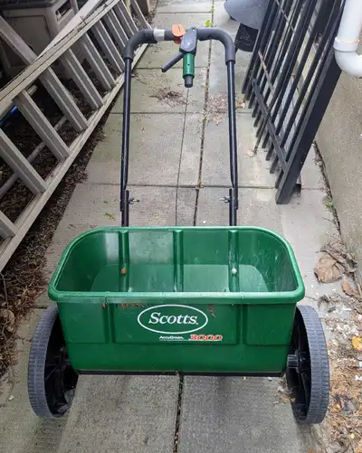 Scotts AccuGreen 3000 drop spreader. It is designed for precision application of grass seed, fertili...