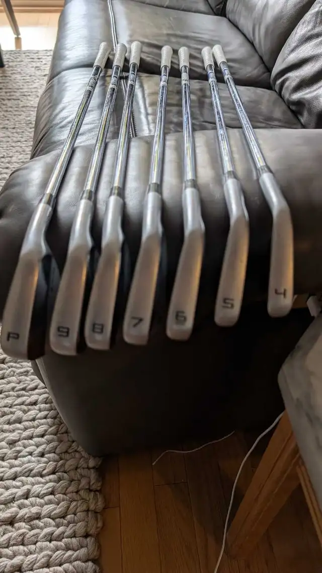 Taylormade  clubs and bag in Golf in Ottawa - Image 6
