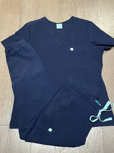 Garde Malade One pocket scrub top (Gabrielle) Jogger scrub pants (Rosie) Colour: BLEU NAUTIQUE (navy...