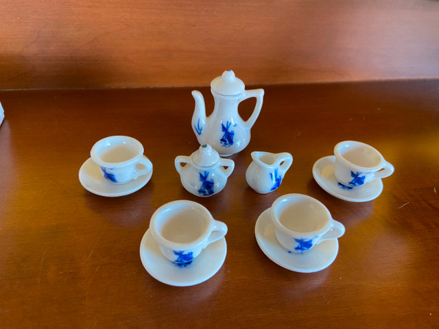 Vintage 13 Piece Delft Blue Miniature Tea Set Doll House in Box in Arts & Collectibles in Oshawa / Durham Region - Image 4