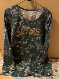 Thyme Maternity - “Love” Pullover - Size M