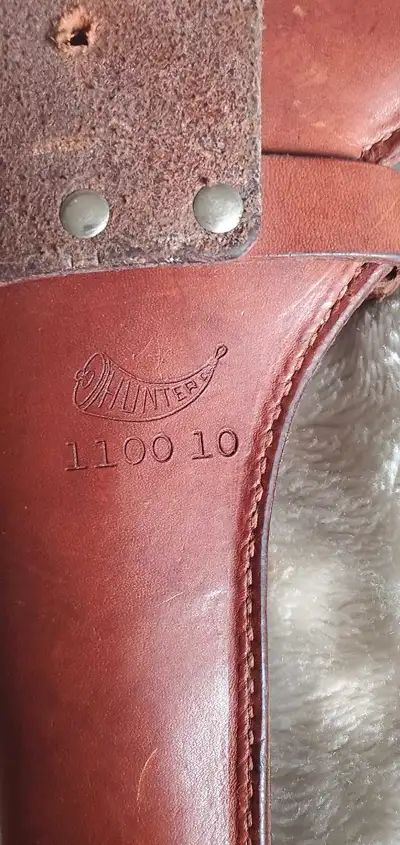 This is a vintage Hunters 1100 10 leather holster. The leather is in good condition, with some signs...