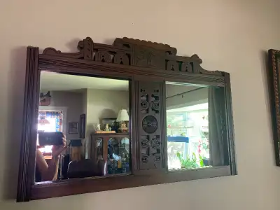Great condition! Lovely carvings! 22” at the highest point x 34” Please call or text 226 338 7639.