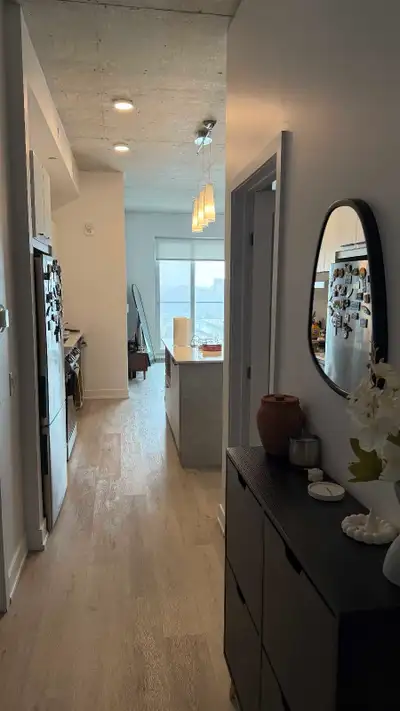 English: Amazing opportunity for a long-term lease takeover until April 2028. This spacious 2-bedroo...