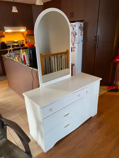 Meuble de chambre blanc avec miroir,, View more