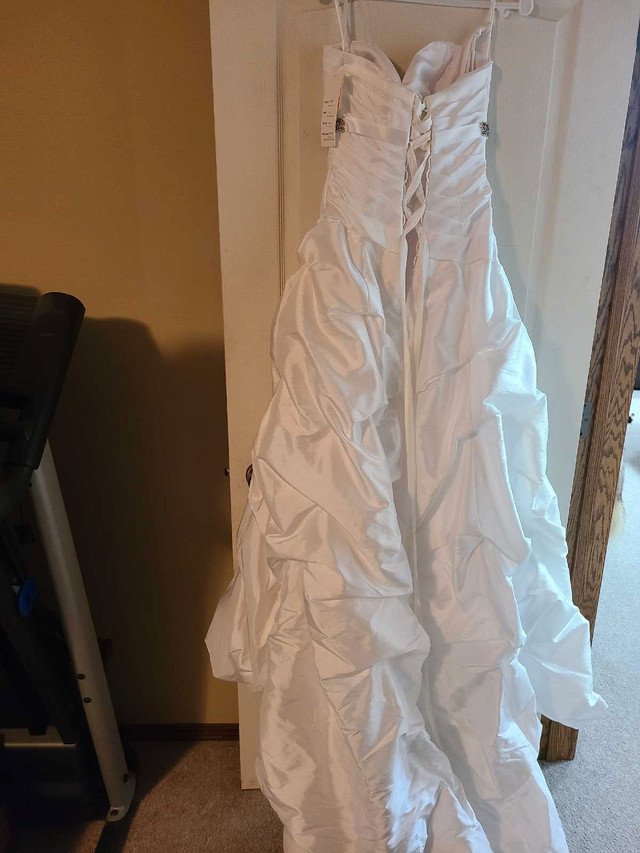 Brand new wedding gown dans Mariage  à Red Deer - Image 2