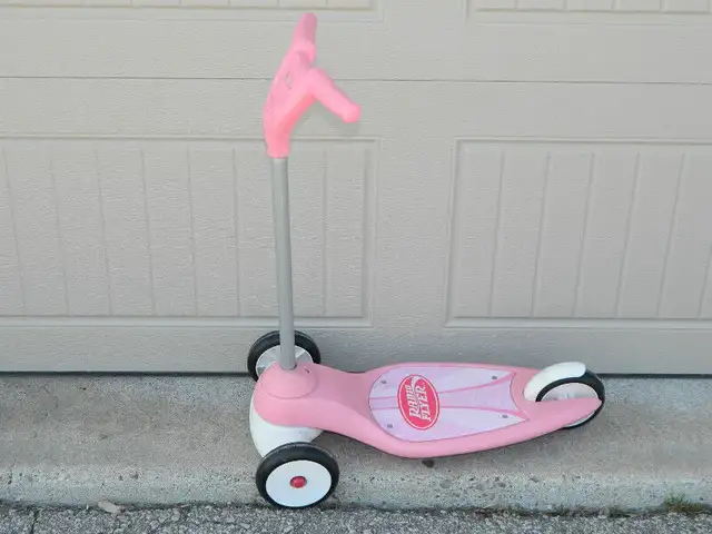 Vintage Radio Flyer Retro Style Red Wood Deck Kid Twist Scooter in Toys & Games in Oshawa / Durham Region - Image 2