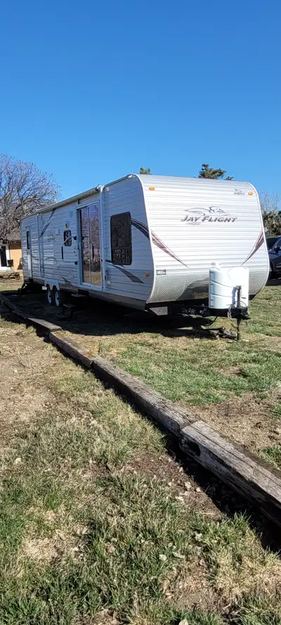 Jayflight 36BHDS Bunk House Dual Slides. Central Air. Skylight in Shower. Full size fridge. 18" cano...