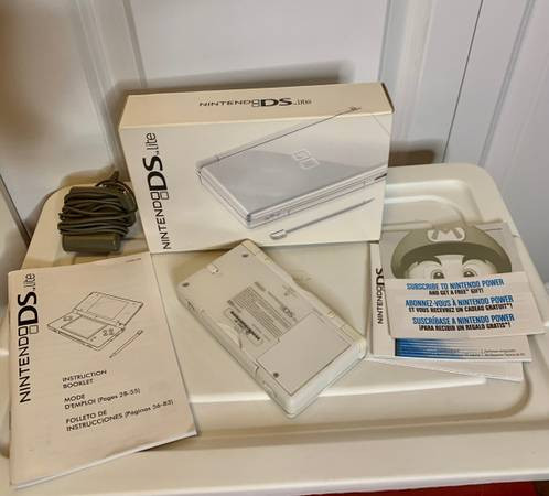 Nintendo DS Lite Handheld Console - Polar White Complete In Box in General Electronics in Burnaby/New Westminster - Image 3