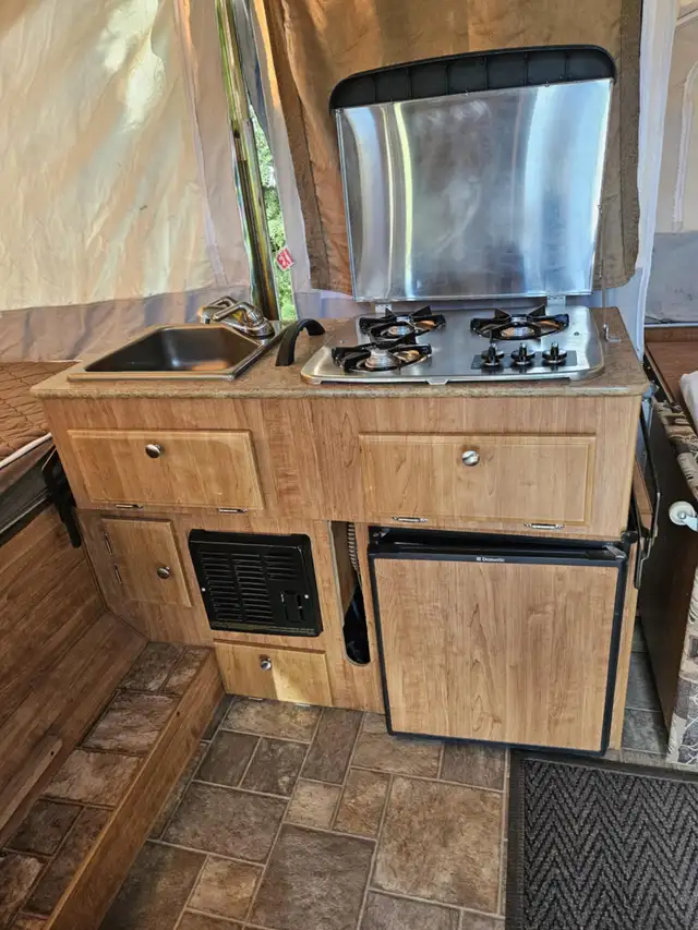 2011 Flagstaff Tent Trailer by Forest River in RVs & Motorhomes in Vernon - Image 7
