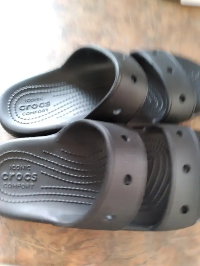 WOMEN'S SIZE 9 CROCS SANDALS in Women's - Shoes in City of Halifax - Image 4