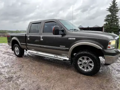 2006 F-350 lariat XLT It’s been a great truck no issues runs and drives as it should. Second owner o...