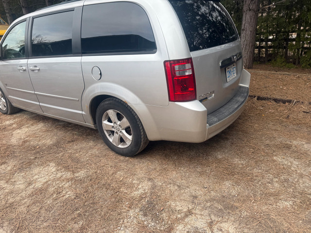 2009 dodge caravan stow & go  in Cars & Trucks in Markham / York Region - Image 4