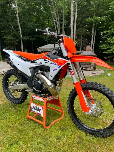 KTM 250 sx 2023 seulement 6h À qui la chance ! condition impeccable, pratiquement neuve avec seuleme...