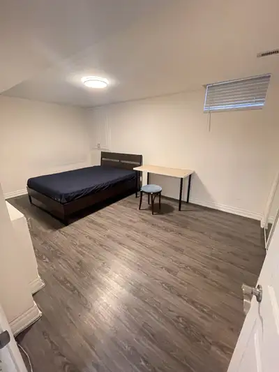 Private Room with Ensuite Bathroom for Rent in Downtown Mississauga. Prime Location ： Confederation...
