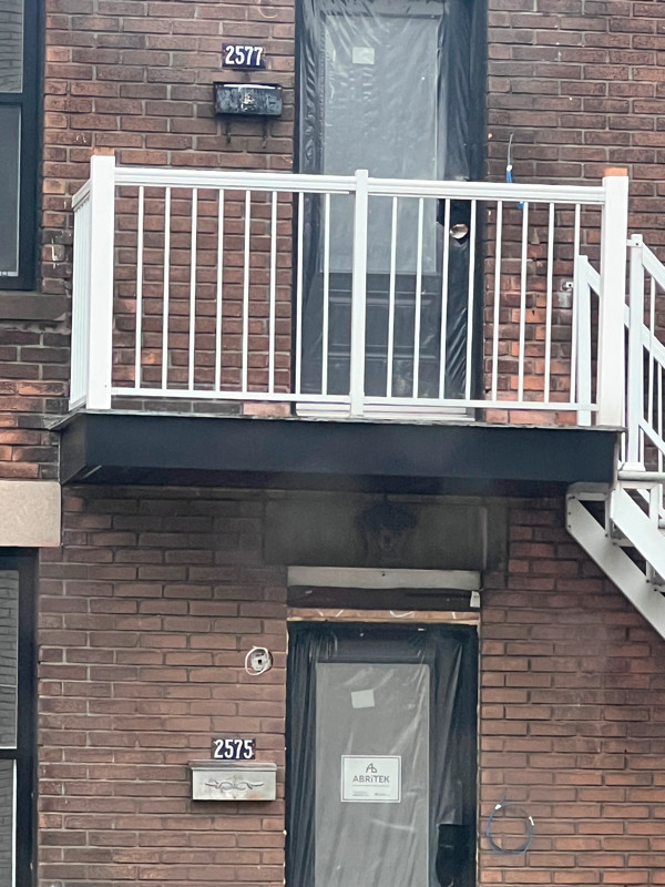 Escalier et balcon d'extérieur blanc aluminium en très bon état dans Autre  à Ville de Montréal - Image 3