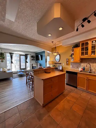 Downtown – 2 Bed/2 Bath – $2,300 Move in beginning of May Bright + spacious 2 bed, 2 bath apartment...