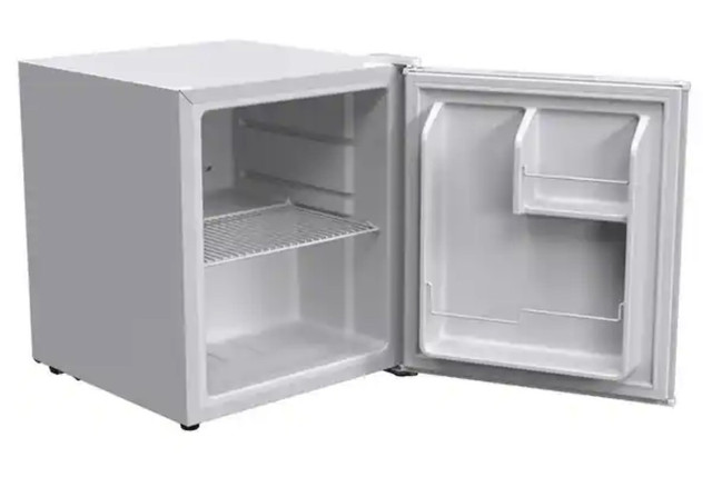 Galaxy mini fridge - needs repair in Refrigerators in St. Catharines - Image 3
