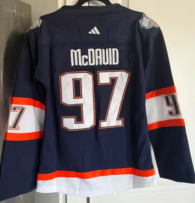 Get your young Oilers fan geared up with this brand new kids' small Connor McDavid #97 hockey jersey...