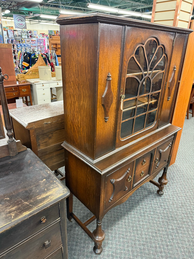 really nice solid wood display cabinet  in Hutches & Display Cabinets in Edmonton - Image 2