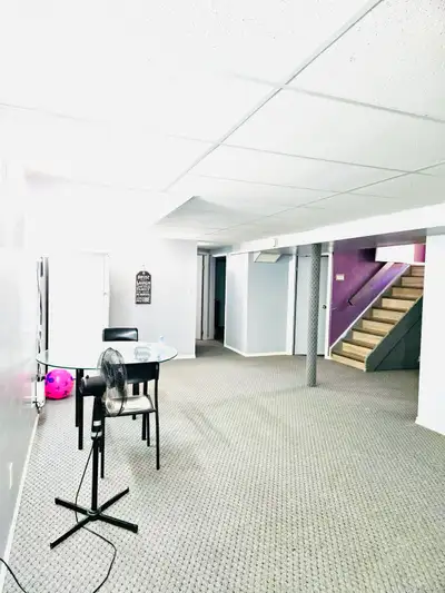 Master Bedroom for Rent – St. Vital, Winnipeg Spacious master bedroom available for rent in the desi...