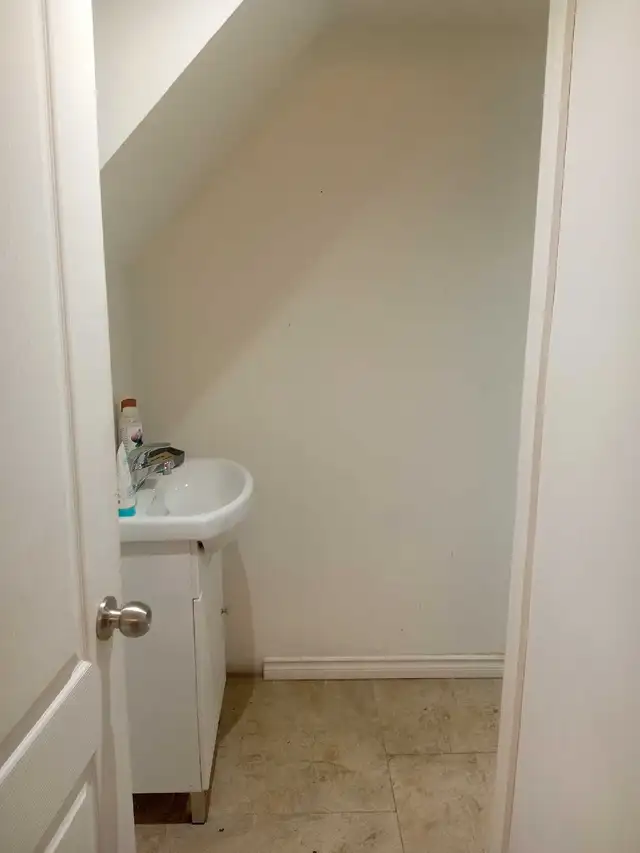 Room for Rent in Room Rentals & Roommates in Oshawa / Durham Region - Image 6
