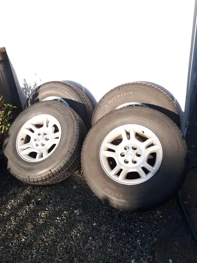 - New rubber with low kilometers! Michelins (Defender 265/70R16). - Dodge OEM rims with Ram centre c...