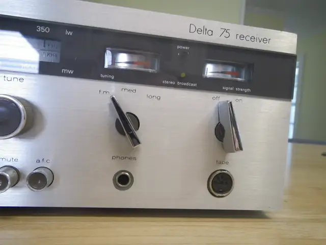 Vintage Leak Delta 75 AM/FM Stereo Receiver (35 WPC) in Stereo Systems & Home Theatre in Ottawa - Image 4