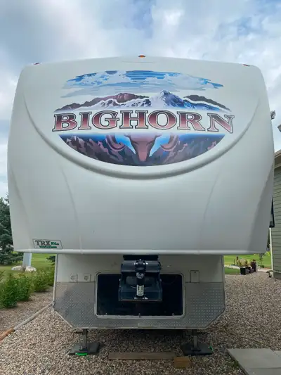 2011, 33 Ft. 5th Wheel. Original owner, non-smoker. Walk around Queen bed, large closet, space for w...