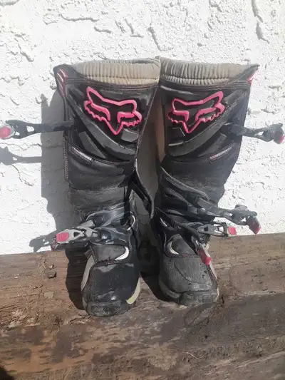These are a pair of used Fox Comp 5 motorcycle boots in size 41, offering great protection and style...