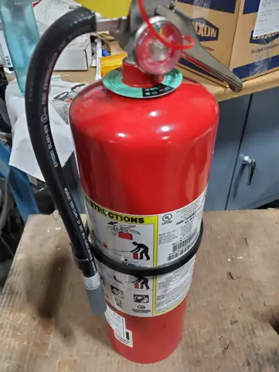 Dry chemical fire extinguisher sf-abc680 Never used and filled.