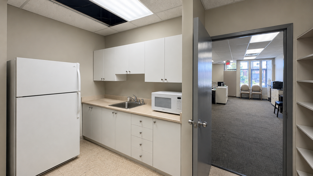 Flexible Office / Warehouse / Sewing Production / Near Airport in Commercial & Office Space for Rent in City of Toronto - Image 5
