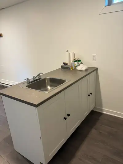 Bachelor 31/2 a louer sur une petite rue tranquille. Stationnement de 3 voitures compris et acces à...