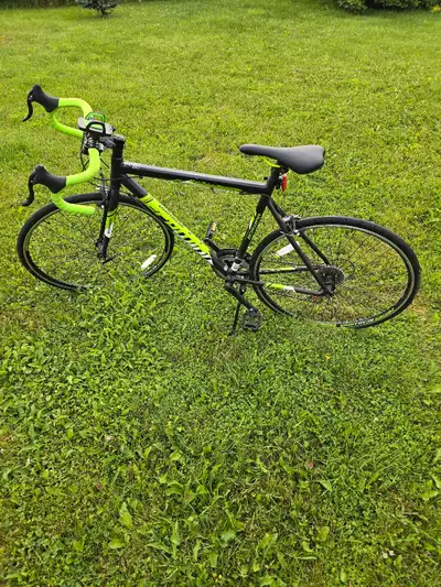 21 inch frame Basically brand new bought a few years ago and Road it down the road three times maybe...