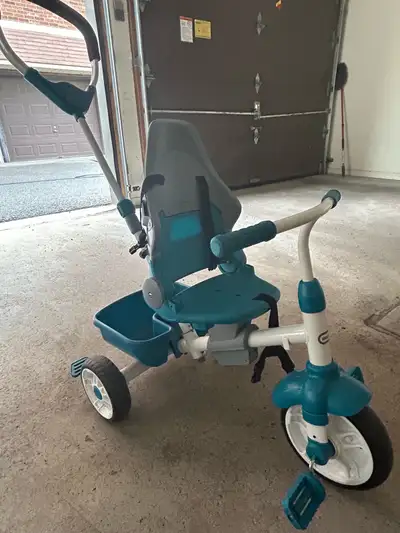 Vélo pour les 2 ans et moins. Fonctionnel. C’est devenu plus petit pour mon enfant