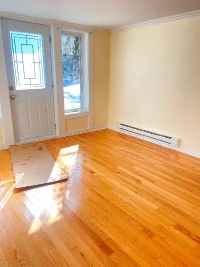 Lovely unit on Waterford Bridge Road, ideal for working professional or couple $1150/m p.o.u.