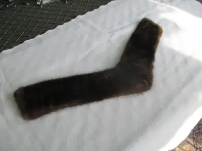 Vintage 1940s genuine mink collar. Fur is soft, flexible, and in very good condition. The collar has...