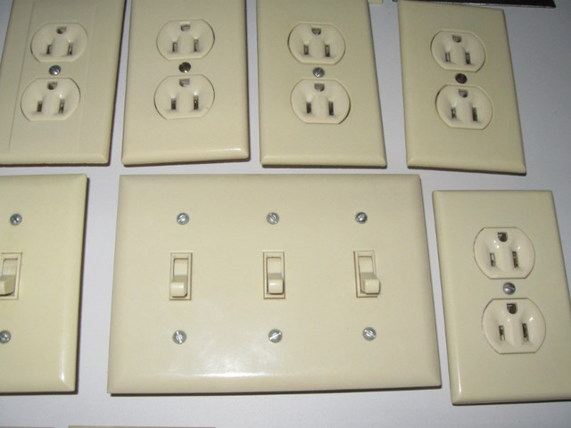 Lot de 45 articles (prises de courant, interrupteurs, plaques) dans Électricité  à Granby - Image 3