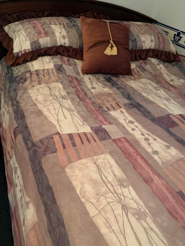Heavy weight, comforter, shams, and two decorative pillows in Bedding in Oshawa / Durham Region