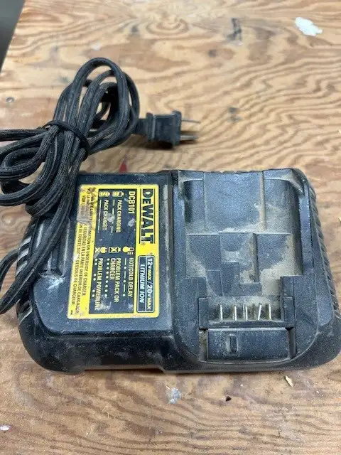 Dewalt battery charger in Power Tools in Brantford - Image 7
