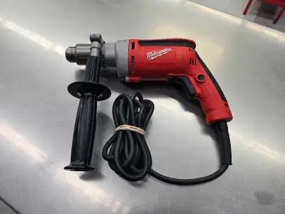 Perceuse milwaukee 1/2 0300-20 filaire #d'inventaire:300717802 Disponible seulement au Banco Sherbro...