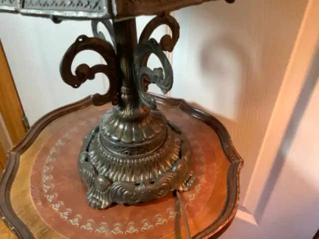 Vintage EF & EF Industries Inc Six Panel Slag Glass Table Lamp in Indoor Lighting & Fans in Belleville - Image 6