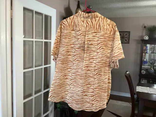 Women’s Short Sleeve Blouse - New, size XL in Women's - Tops & Outerwear in Oshawa / Durham Region - Image 3
