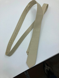 Cravate étroite vintage 1980 en cuir couleur ivoire
