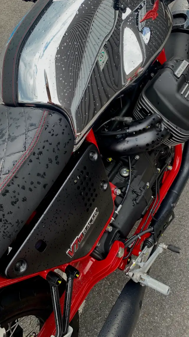 URGENT - MOTO GUZZI V7 III Cafe Racer 10th Anniversary in Other in City of Montréal - Image 6