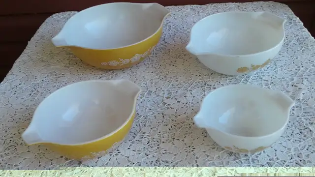 Vintage Pyrex Cinderella Mixing Bowls In Classic Butterfly Gold in Kitchen & Dining Wares in New Glasgow - Image 8
