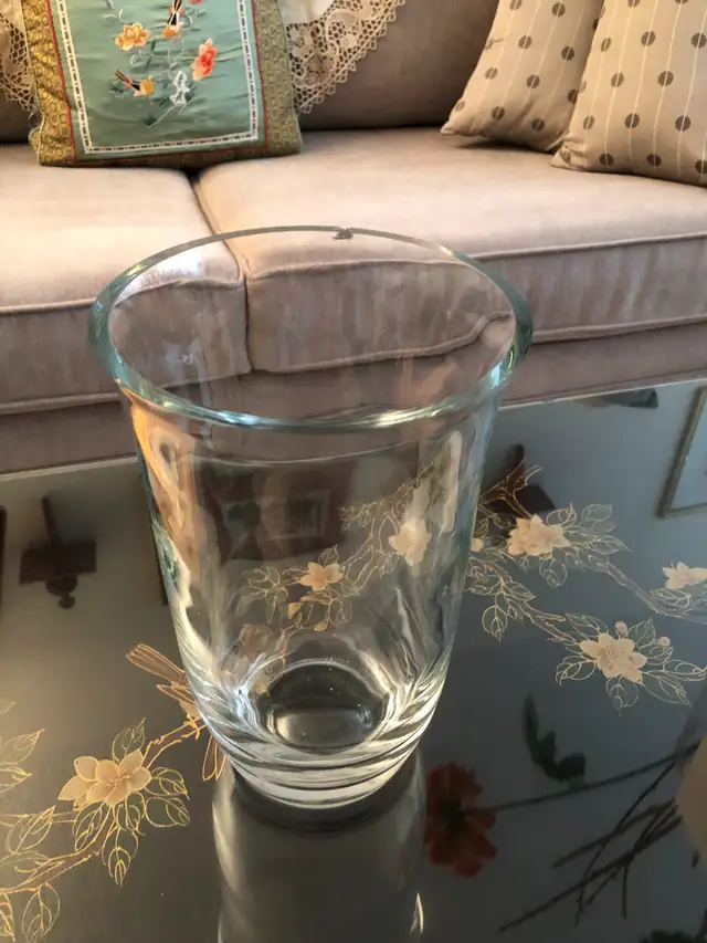 $5 for this thick glass vase! in Home Décor & Accents in City of Toronto - Image 3