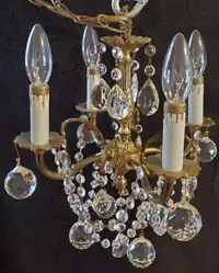 Chandelier cristal et laiton antique Antique brass chandelier